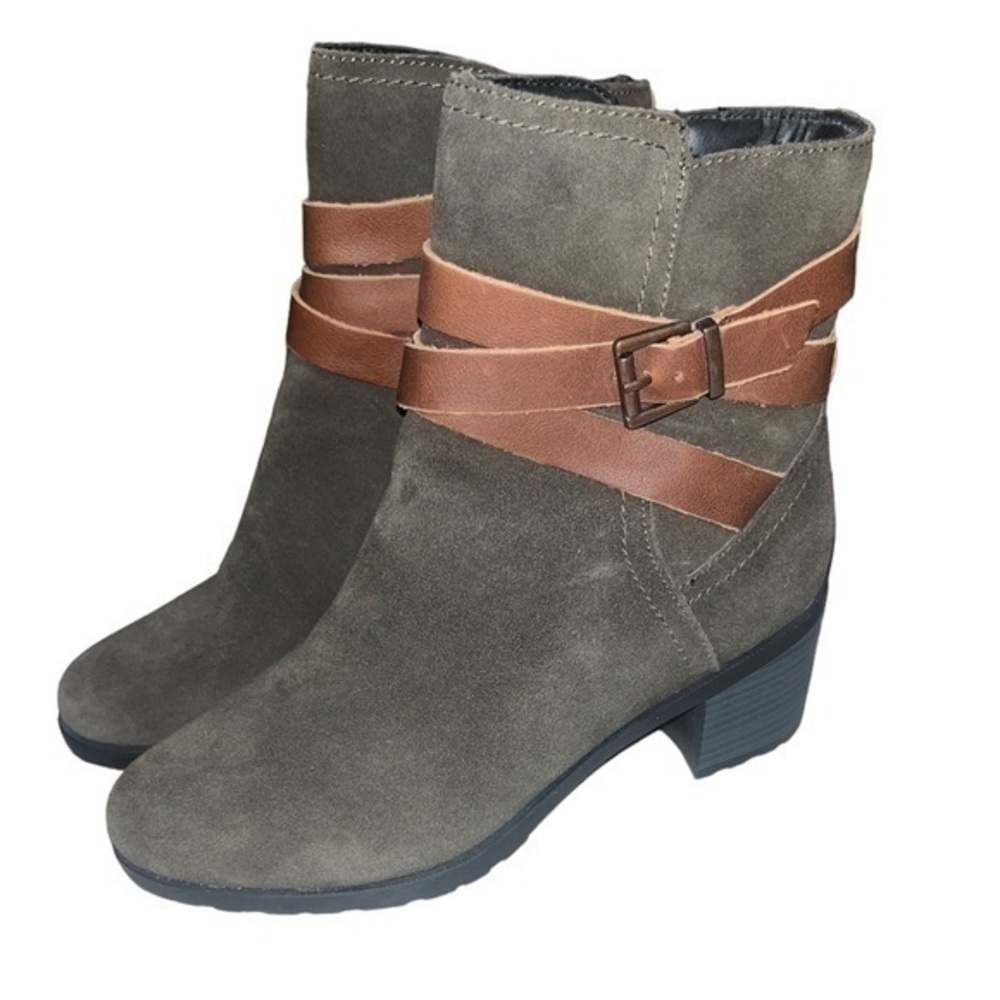 Skechers Agenda olive green suede booties 8